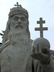 Szt. István alakja Esztergomban, a Széchenyi téri Szentháromság-szobron